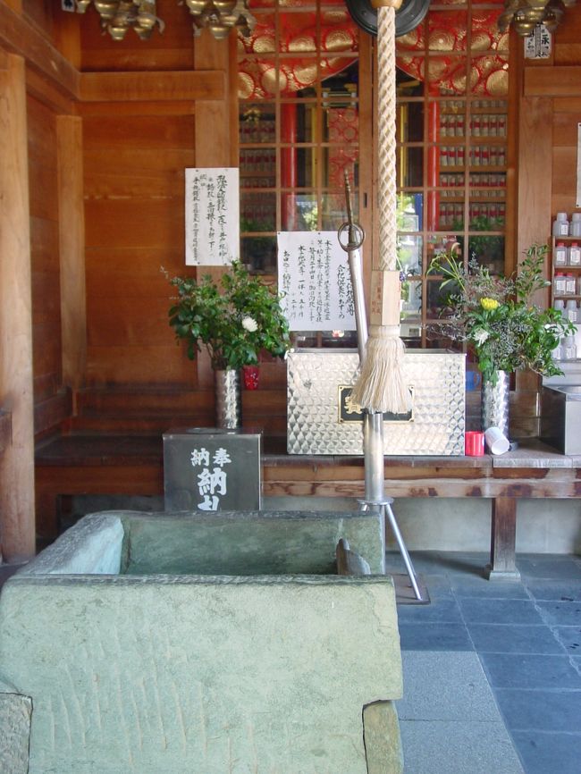 井戸寺　面影の井戸<br />大師が自分の杖で一夜にして掘ったという伝説の井戸。覗き込んで自分の姿が見えると無病息災だという。母は「姿が映っていないと怖いから」と言ってのぞかなかった。