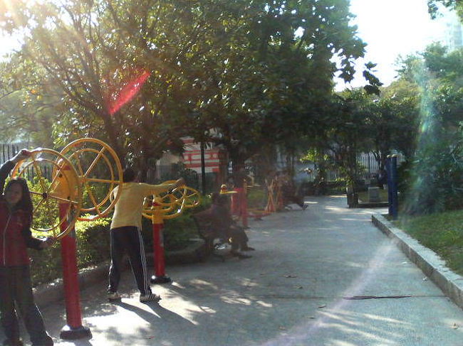 カモンエス公園<br />朝からエクササイズに、勤しんでいる人々