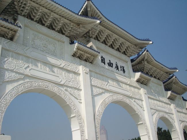 台湾民主紀念館（旧・中正紀念堂）<br />巨大な正門<br />