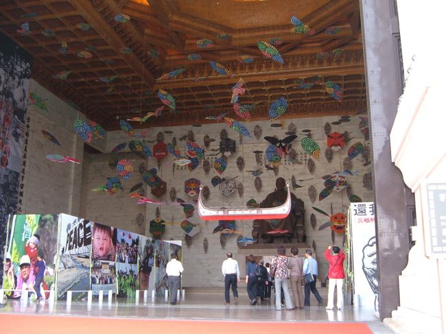 台湾民主紀念館（旧・中正紀念堂）<br />蒋介石の銅像と資料館