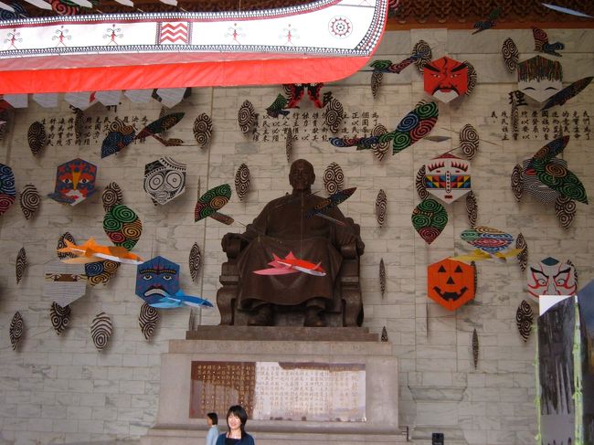 台湾民主紀念館（旧・中正紀念堂）<br />蒋介石の銅像と資料館