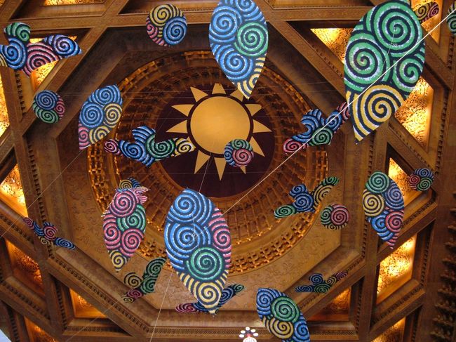 台湾民主紀念館（旧・中正紀念堂）<br />蒋介石の銅像の上の天井