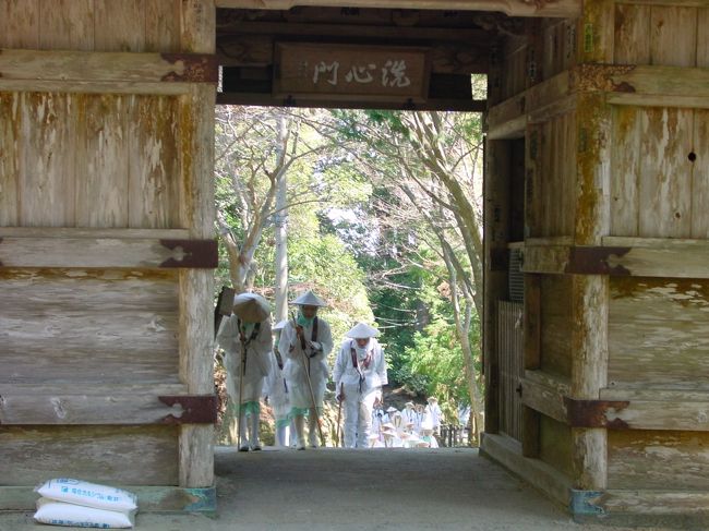 第２０番札所　鶴林寺（かくりんじ）　仁王門<br />お遍路さんが続々とやってきた。ブルーで統一したきれいな一団だった。