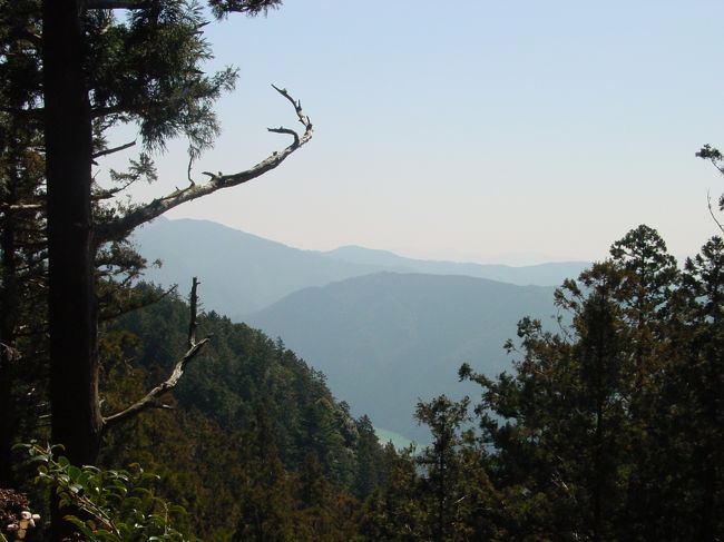 鶴林寺からの眺め　この寺は四国八十八ヶ所で２番目に数えられる難所。標高５７０ｍの山頂に位置し、自然公園の中にある。木立の隙間から遠くの山並みがみえた。