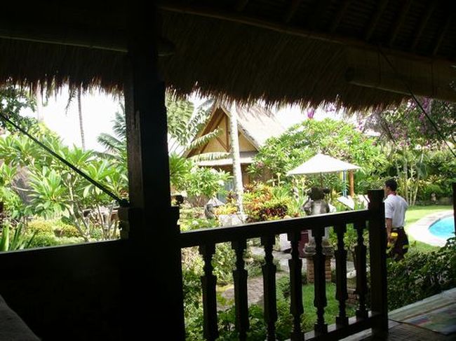 コテージのテラスから庭園を見る。