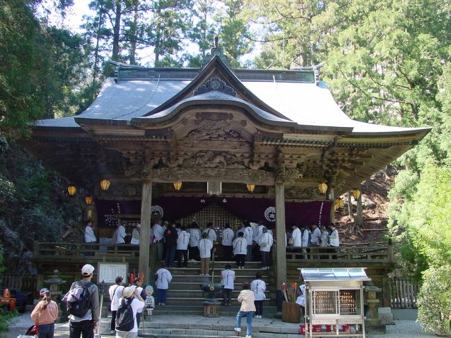 太龍寺　大師堂　<br />お遍路さんにはお行儀のいい団体と、悪い団体がいる。通路をすっかり塞がれてしまうと、一連の読経が終わるまでうしろで待つしかない。<br />とはいえ、修行中の身。心静かに・・・南無大師遍照金剛