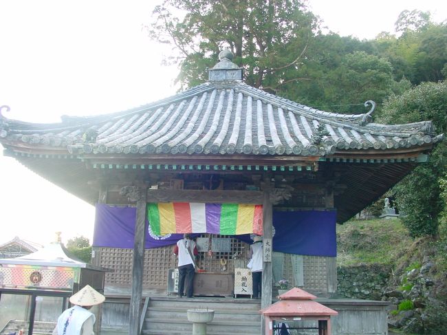 平等寺　大師堂　<br />五色の幕はこの寺のシンボルマークのようだ。<br />その昔大師が母君の厄除祈願をしていると、空中に五色の雲から金色の梵字があらわれ、薬師如来に変わったという。<br />さらにその光を大師が杖で井戸を掘り、その水により人々が平等になりますようにと寺号を定めたという。<br />