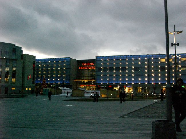 駅前広場のショッピングセンター。かなり大型のショッピングセンターで、お昼をここでテイクアウトしてホテルで食べたりしました。入り口のところにはスケートリンクも。挑戦したかったけど時間が無いので断念しました。