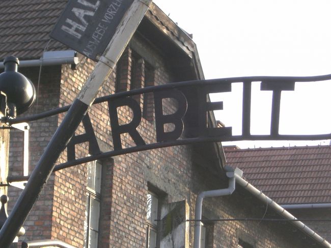 「Ｂ」の文字が逆さまになっています。これは囚人達（「囚人」と表現するのもおかしな話ですが）のせめてもの抵抗の証、というのはあまりにも有名な話です。これを見ても私の頭の中には「本当に逆さまだ」という感想だけ。ここで本当に大量虐殺が行われたのか。まだ実感が湧きません。