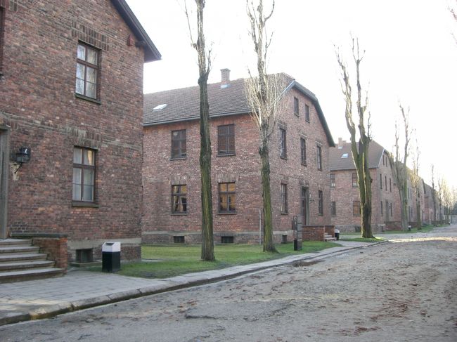 収容所の内部にはこのようなレンガ造りで２階建てのバラックが並んでいます。現在はバラックの中は展示室になっていて、当時虐殺に使われたものや遺品などが展示されています。この風景だけ見てると、まるで普通ののどかな景色です。<br />入場料は無料ですが、入り口で日本語のパンフレットが有料で販売されています。英語のガイドツアーもありますが、私は英語があまり得意ではないのでこのパンフレットを購入してルート通りに回りました。