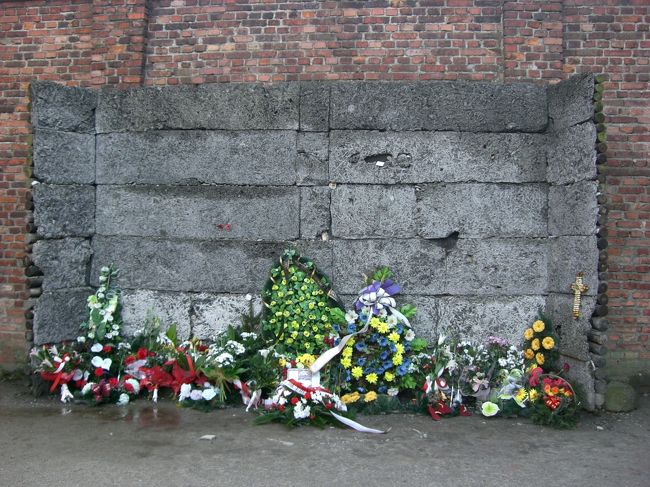 もっと近づいてみました。花がお供えしてあります。その他にも他国の人のメッセージなどもありました。