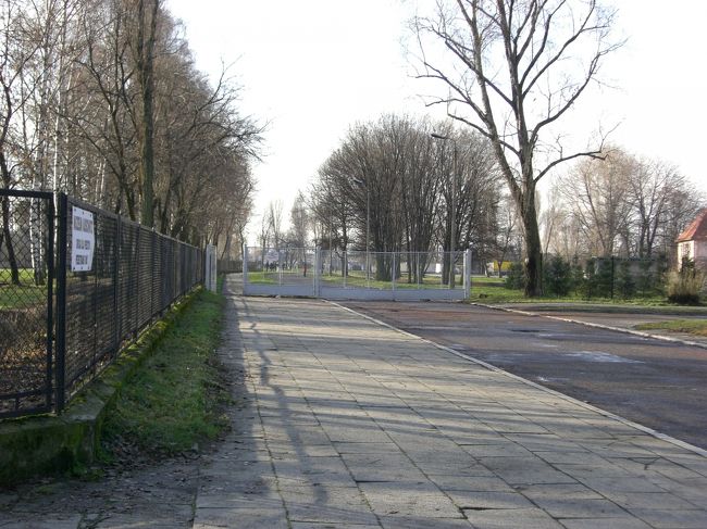 これにて、アウシュビッツを後にします。時間的にビルケナウに行くかヴァヴェル城に行くか、という選択だったので、ヴァヴェル城を選ぶことにしました。<br /><br />この帰りのバスを待つ30分が死ぬ程辛かったです。もちろんバスが時刻表通りに来るなんてあるわけがなく、かといって動くわけにもいかず30分。30分でさえ凍えそうなほど辛いのに、当時の囚人達がどれほど辛かったかなんて想像がつきませんでした。