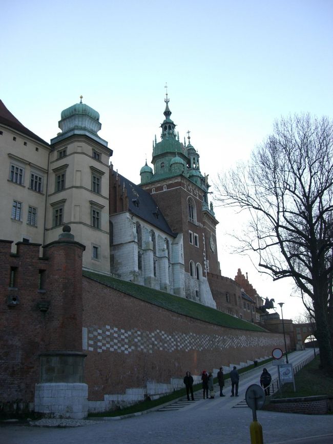 この道をブラブラ登って城へ。まさに想像した通りのドラクエのお城！ワルシャワの旧王宮はドラクエって感じでは無かったので（笑）