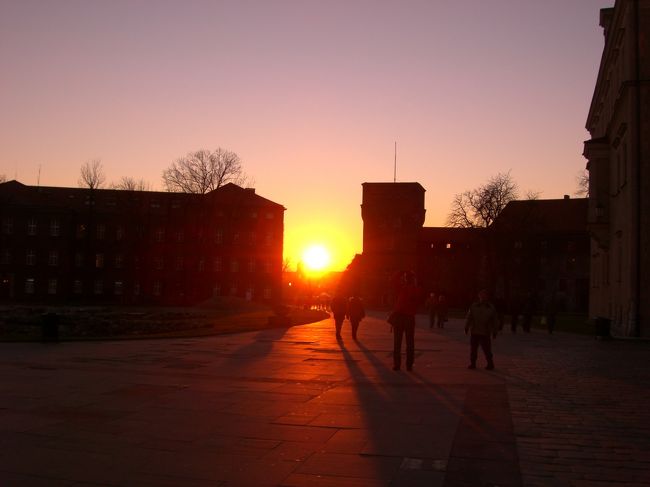 ヴァヴェル城から見る夕焼け。雲ひとつない晴天でした。ひたすら夕焼けの写真を撮りまくる私と友人。<br /><br />余談ですが、ヨーロッパでは国際学生証が大活躍です。