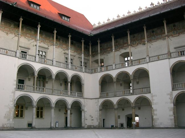 中庭。本当は宝物殿だけでも入りたかったのですが（女の子だからヒカリ物大好き）やはり時間なので入れてもらえず…。泣く泣く諦めました。