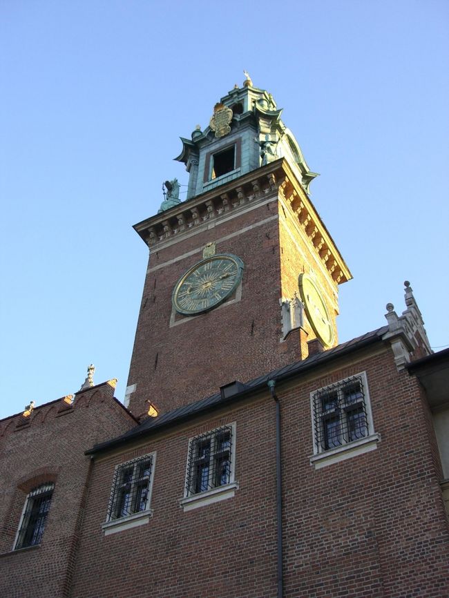 城の敷地内にある教会。土日は結婚式も行われているようです！ここだけは時間に間に合ったので入場することができました。<br /><br />これにて、ヴァヴェル城を後にします。