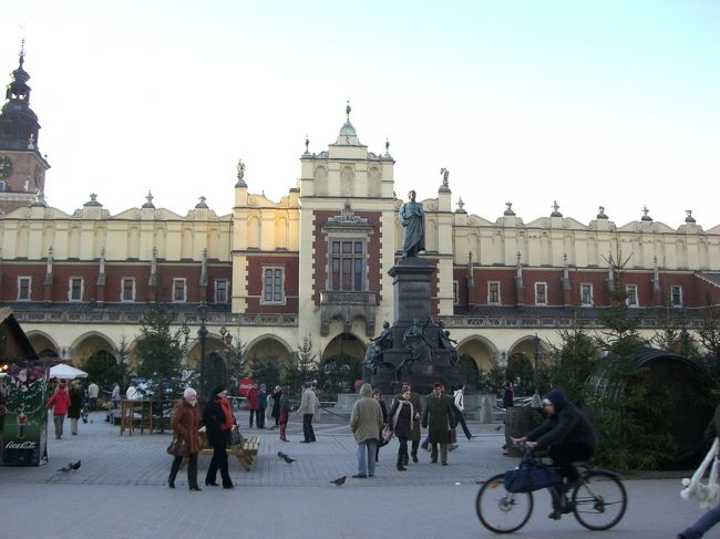 クラクフ旧市街広場に戻ってきました。私たちが写真を撮っていると、親切な老夫婦が写真を撮ってくれました。「Happy merry X'mas!」たった一言だけど、この一言で幸せな気持ちに。私も日本で外国人旅行者に声をかけられたら「Have a nice trip!」って言おうと思いました。