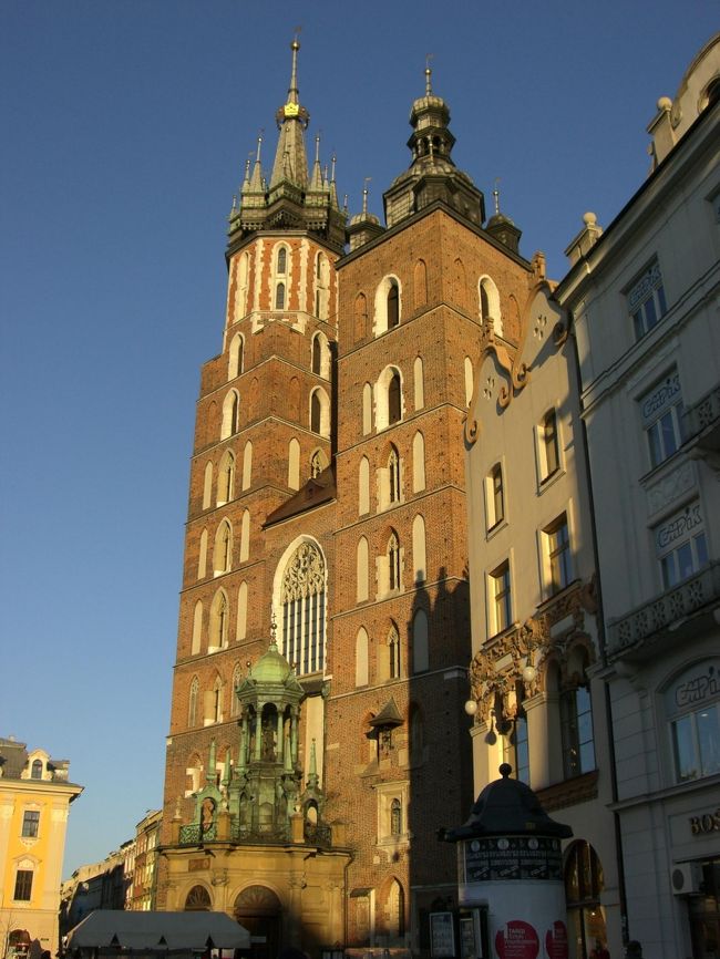 旧市街広場にある聖マリア教会。カトリック信者以外は正面ではなく横の入り口から入ります。ちなみに入り口の向かい側の窓口でチケットを買わないといけません。日本語の解説もありました。