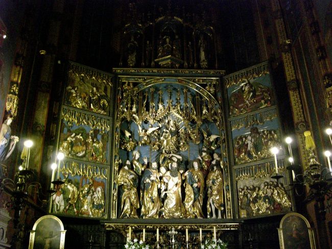 教会の内部。ステンドグラスや装飾が本当に美しい。荘厳な雰囲気が漂っていました。