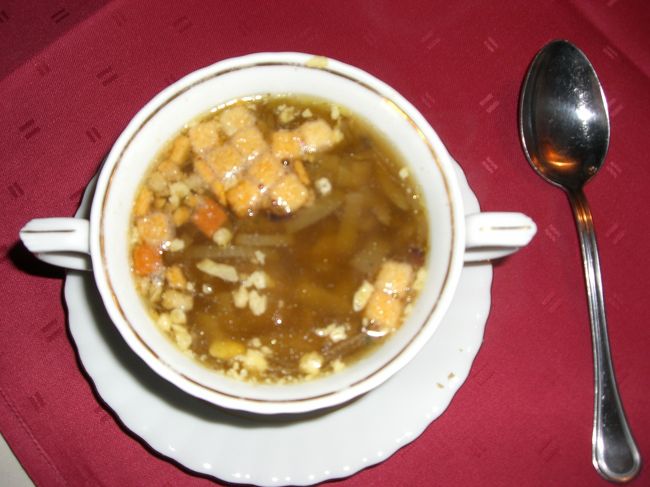夕飯どうしよっかー、と悩んでたところ、とりあえず疲れてたしポーランドのもの食べたいし、ということでホテルのレストランに決定。これはオニオンスープ。めっちゃ変な匂いでしたが、味はとっても美味しかったです。