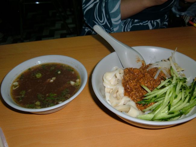 永康刀削麺（永康街）<br />ジャージャー麺<br />牛肉麺用のスープ<br />テーブルにある、ラー油や黒酢を、かけると味の変化が楽しめる。