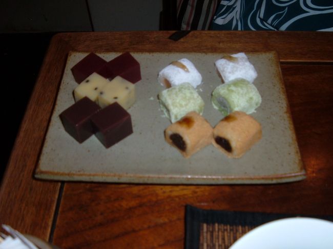 徳也茶喫（MRT善導寺）<br />ティータイムセット<br />好みのお茶葉と、茶器を選び、お菓子６種類付。