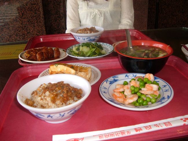 丸林魯肉飯（MRT圓山）<br />魯肉飯とアサリスープと、おかず５種類<br />