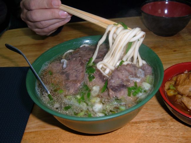 林東芳牛肉麺（MRT忠孝復興）<br /><br />牛肉麺（小）120元<br />分厚い４枚の肉がのり、麺は平たくてコシがある。<br />スープもあっさり目なのに、ダシがよく効いている。<br />店特性の辛味のあるラードを、少し混ぜて食べる。<br />