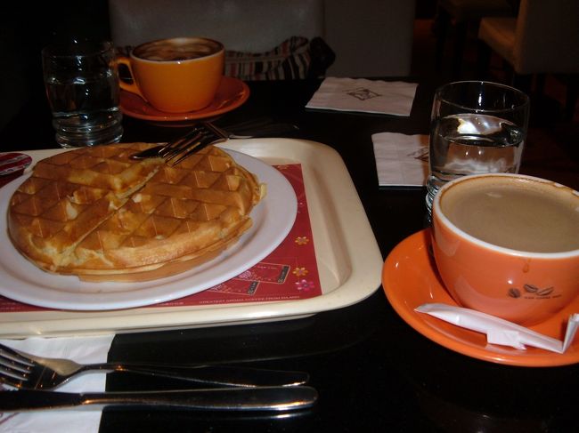 怡客珈琲ikari caffee<br />気軽に入れるチェーン店<br />ワッフルセット99元（60元以下のドリンク付き）<br />ケーキセット99元（80元以下のドリンク付き）<br />カフェラテ50元