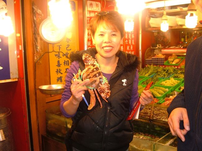 鶏肉城（MRT忠考復興）寧夏路夜市<br />威勢の良い店のスタッフ（片言の日本語は出てくる）