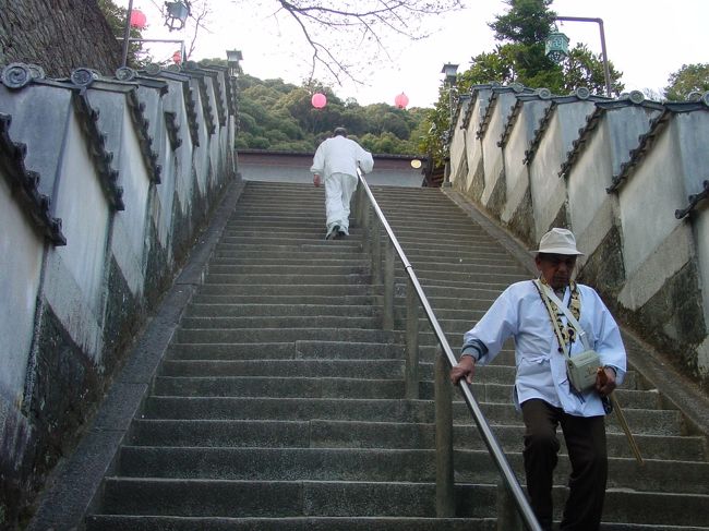 薬王寺　厄坂　階段に一円玉が置いてあった。段ごとに賽銭を置きながらあがっていくとよいそうだ。