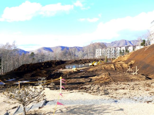 １号館前にあった広い芝生のお庭は掘り返されてしまいました