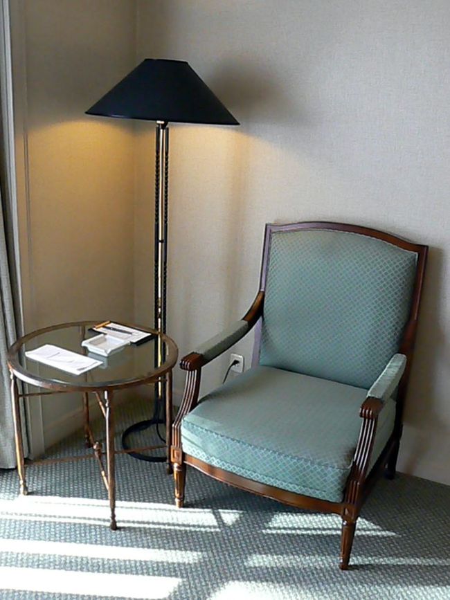 このお部屋に大きなソファーはありません