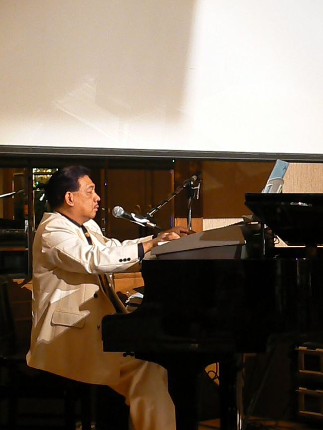 キーボードとグランドピアノを組み合わせています