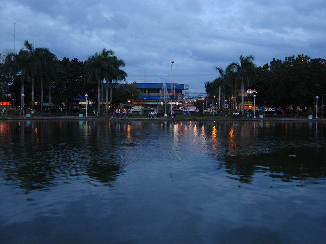 Bacolodの町についた時はもう薄暗く成っていました.町の中央にある公園の池と後ろはメイン通りです.
