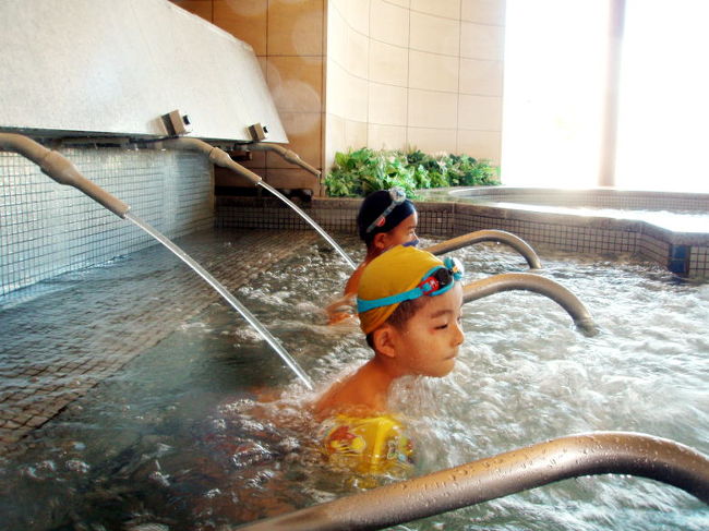 兄弟仲よく打たせ湯を楽しみます