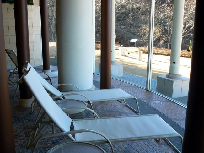 窓側にはデッキチェアーが並びます