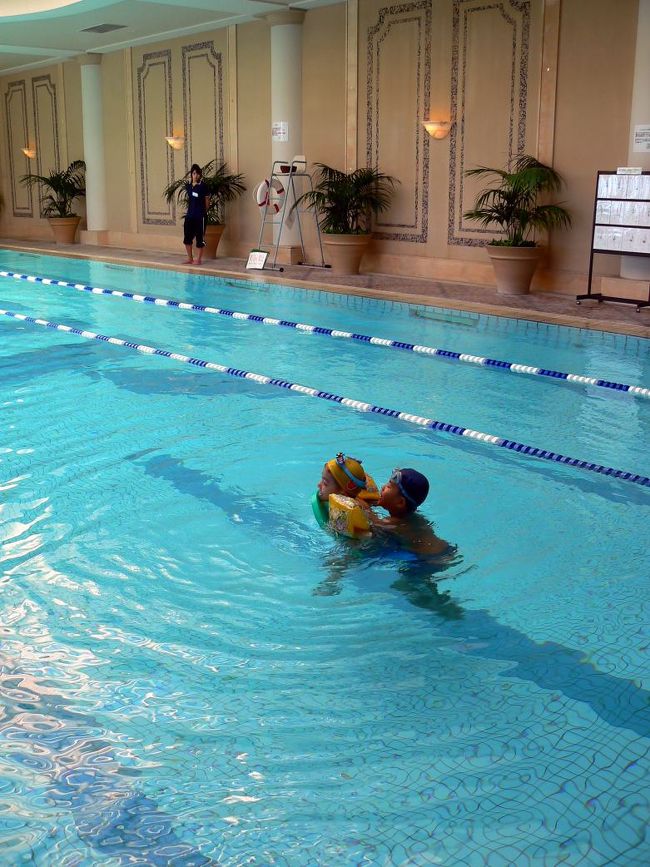 貸切状態のプールで遊びます