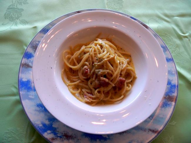 子供たちはカルボナーラを二人で取り分ける事にしたところ、予め半分ずつシェアしてくれました ￥１，４７０−(二人分で)