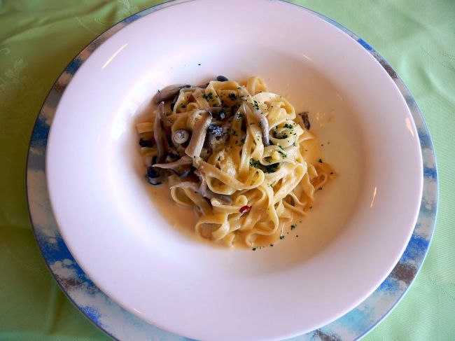 妻はキノコとクルミのタリアテッレ トリュフ風味