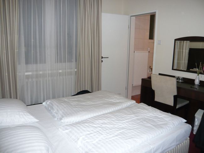 ハンブルクで宿泊したHotel Eleazar Novum。<br />コンパクトなお部屋ですが必要なものはすべてそろっています。<br />何よりスタッフの対応がすばらしかった！