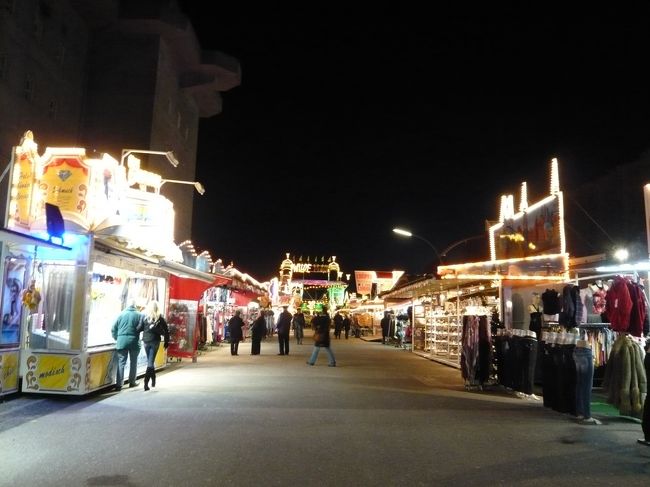 U3のFeldstr.駅横の入り口から入ってすぐ。<br />洋服屋さんなどもあります。<br />あまりお祭りという感じがしませんけど･･･