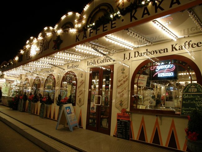 メインストリートに入る手前にあったカフェ。<br />少し寒かったので中にはお客さんが結構いました。