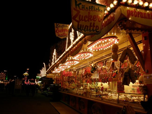 お祭りにはつきもの、レープクーヘンのお店。