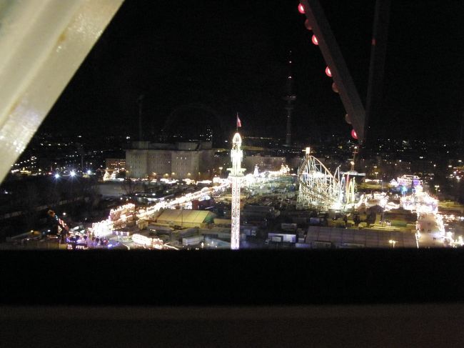 観覧車からの眺め。<br />とても広い会場です。