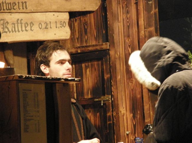 売り子さんも中世のいでたち。<br />