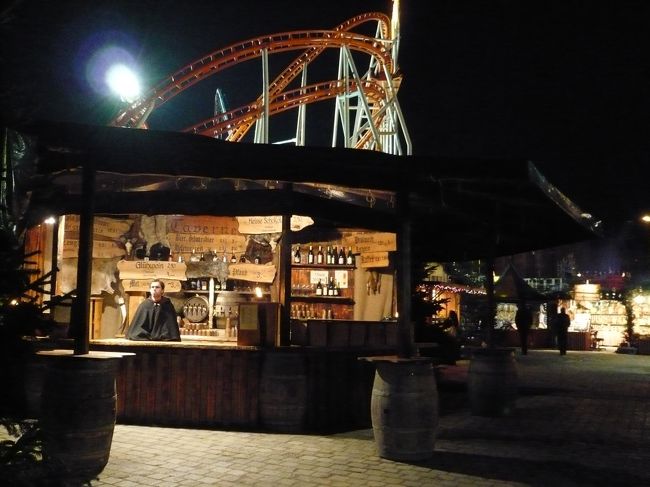 中世のマーケット越しにジェットコースター。<br />なんとも不思議な光景