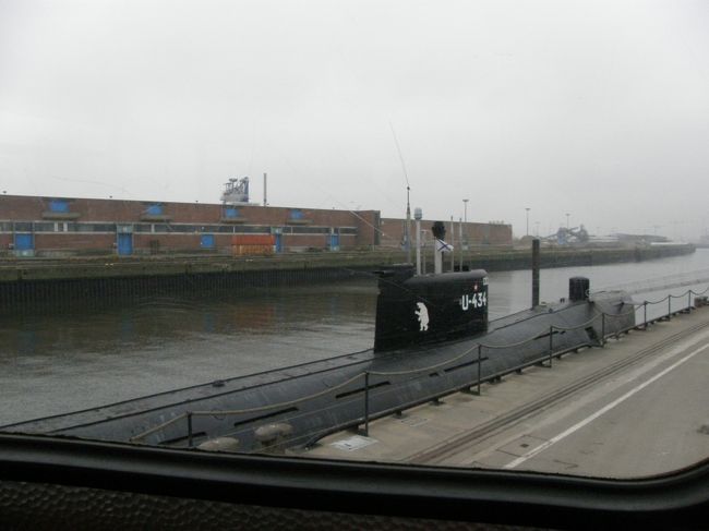 このツアーではUボート博物館にも立ち寄ります。<br />今回はバスから外観を眺めただけ。