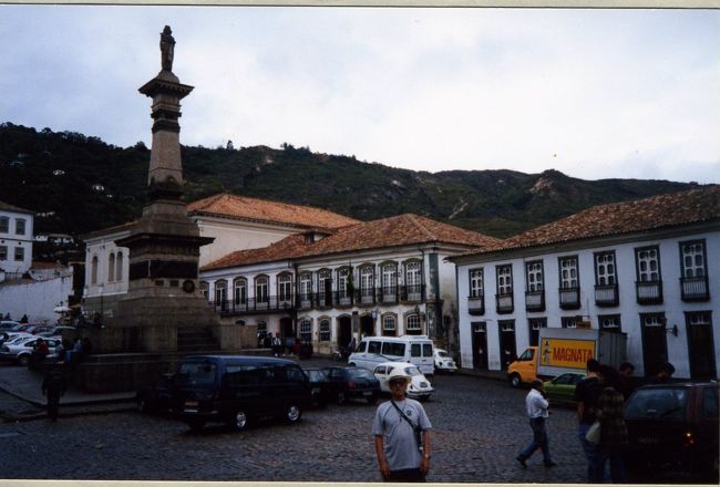 高台の広場を中心に下ったり上ったりして街を散策した。