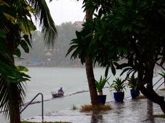 昼寝をしていたら、屋根を叩く突然の強い雨脚に起こされてしまい、以降目が冴えて寝れずじまい。
HOTELの裏側を流れる川をテラスから見たら、川に何かが浮かんでいる…目を凝らしたところ地元のおじさんが、雨にもめげズブ濡れになりながら釣りの最中でした。